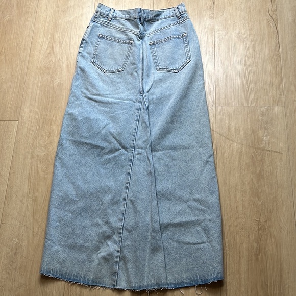 NEW! REFORMATION Tazz Tahoe Light Wash
Denim Maxi Skirt, SIZE 27 1106 - Picture 7 of 9